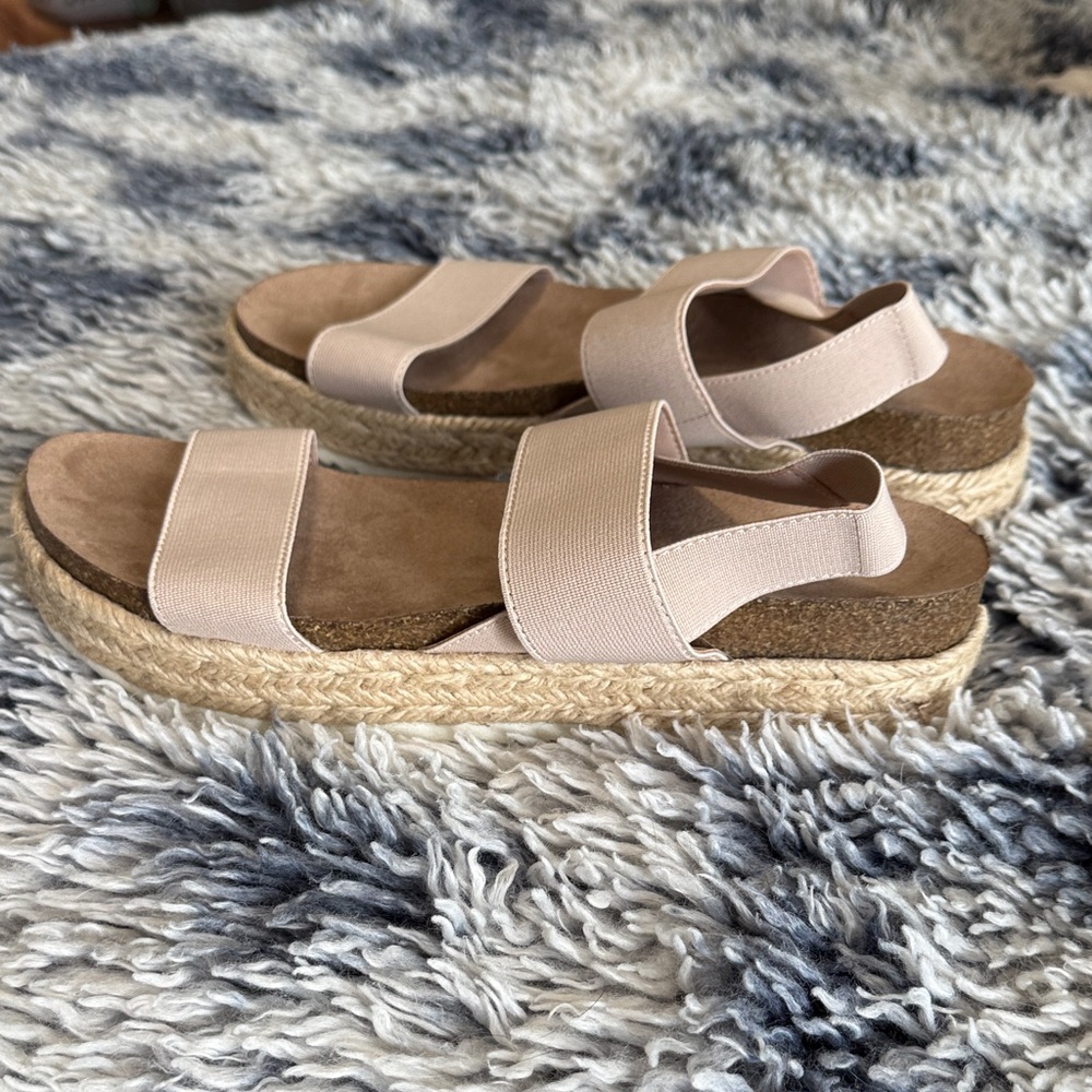 ⭐️3/$25⭐️ Madden Girl flat platform Women's Sandals - Picture 2 of 9